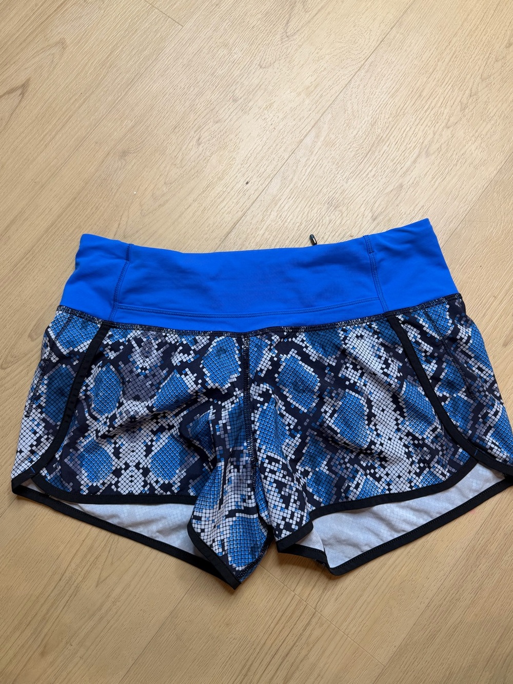 Lululemon Speed Up Shorts - Picture 3 of 6